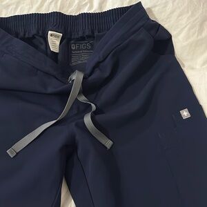Figs scrub, bottom size, small navy blue cargo pockets